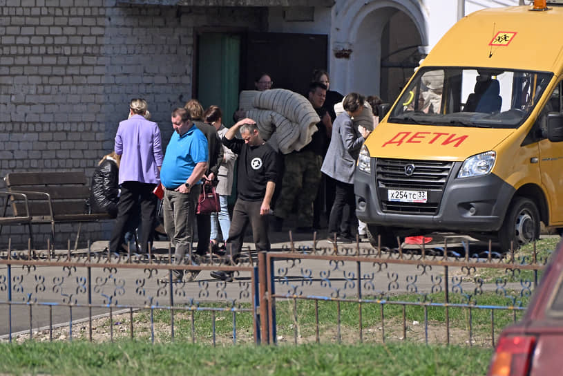 Жители Киржачского района у пункта временного размещения