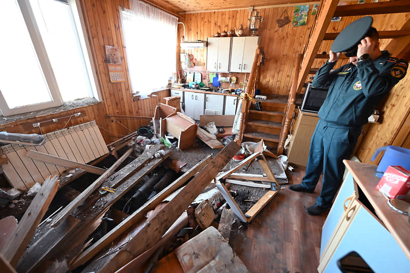 Последствия попадания снарядов в жилой дом в Першино