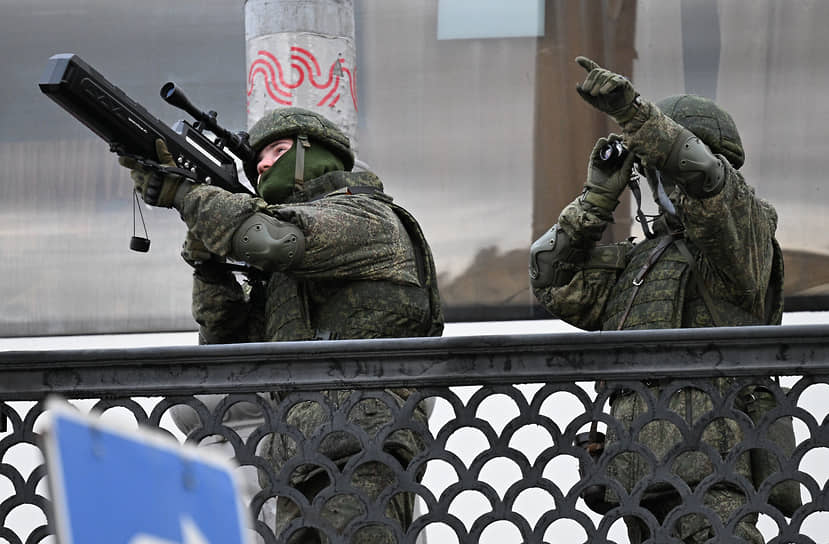 Военнослужащие с противодроновым ружьем