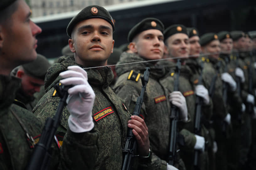 Военнослужащие во время репетиции