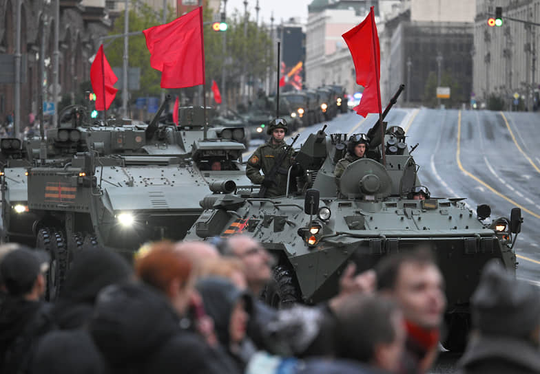 Колонна военной техники на Тверской улице