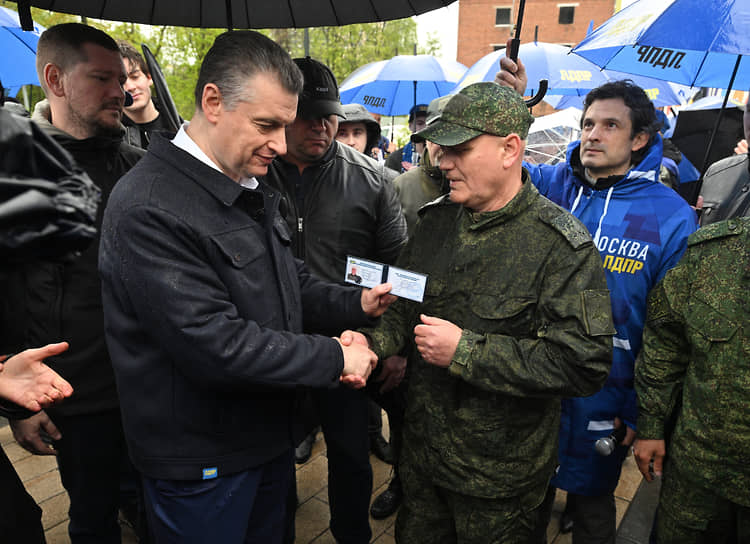 Первомайская встреча председателя ЛДПР Леонида Слуцкого с избирателями в Москве 