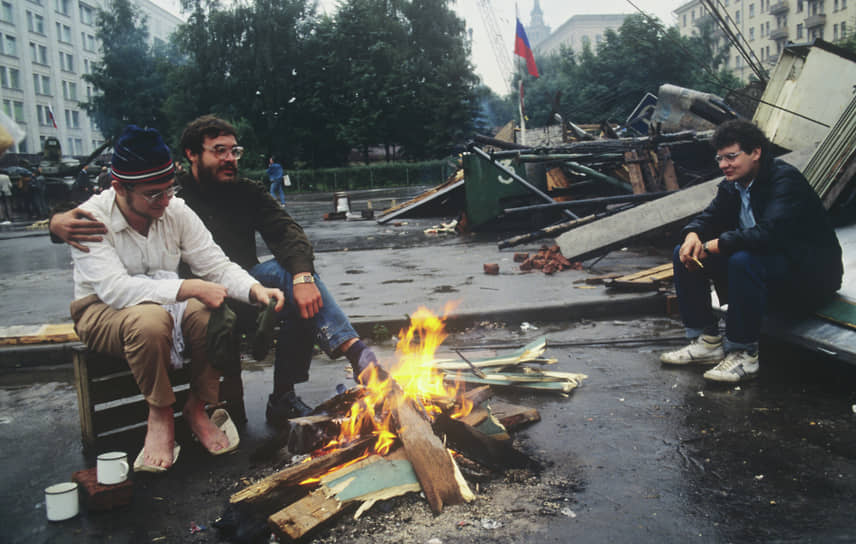 На баррикадах в Москве в августе 1991 года выяснилось, что советская власть переполнила чашу терпения многих граждан. Антиалкогольная кампания, в общем завершенная за три года до ГКЧП, едва ли может рассматриваться как причина краха СССР — но она точно не способствовала лояльности населения 