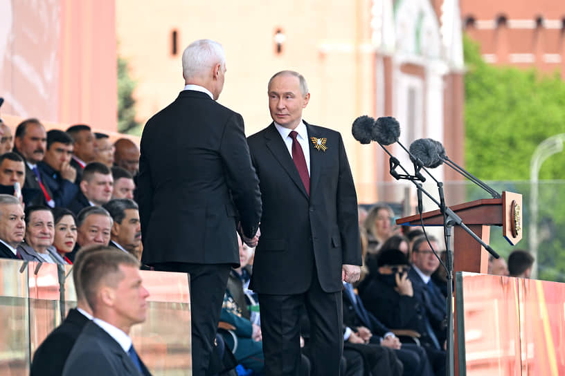 Президент России Владимир Путин (справа) и министр обороны Андрей Белоусов