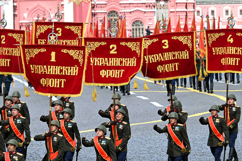 Знаменная группа со штандартами десяти фронтов заключительного этапа Великой Отечественной войны
