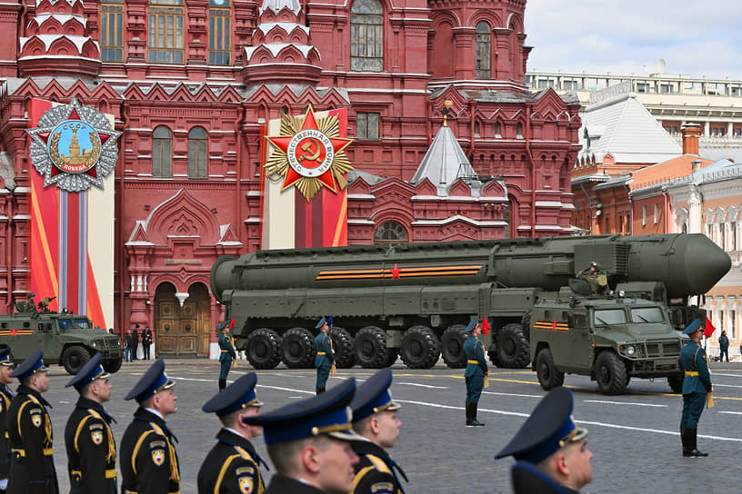Проход по Красной площади автономной пусковой установки ПГРК «Ярс»