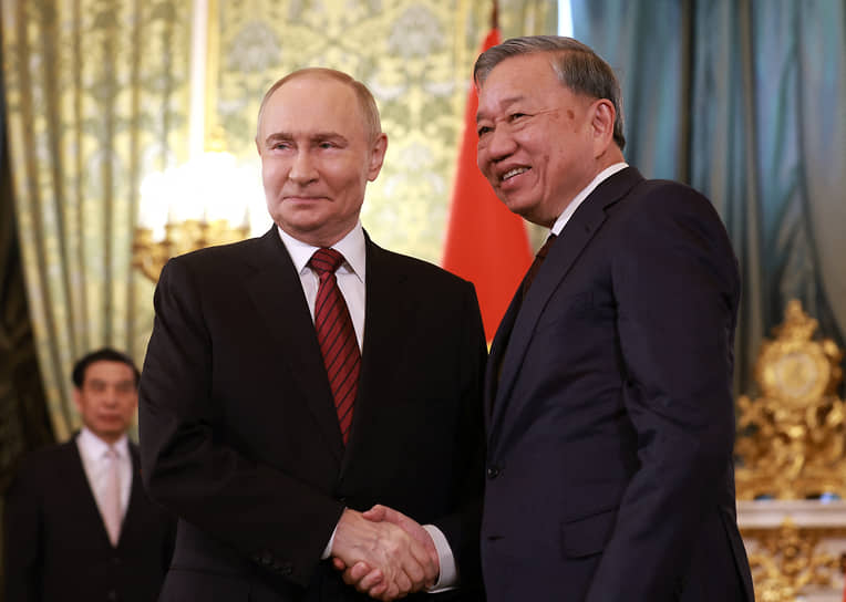 Владимир Путин и То Лам 