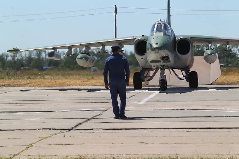 Штурмовик Су-25 на одном из военных аэродромов  