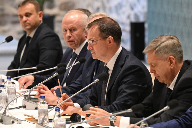 Российская делегация во главе с помощником президента РФ Владимиром Мединским (второй справа) на переговорах  