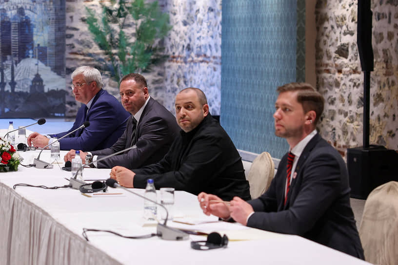 Слева направо: министр иностранных дел Украины Андрей Сибига, глава офиса президента Украины Андрей Ермак и министр обороны Украины Рустем Умеров во время трехсторонних переговоров Турции, США и Украины  