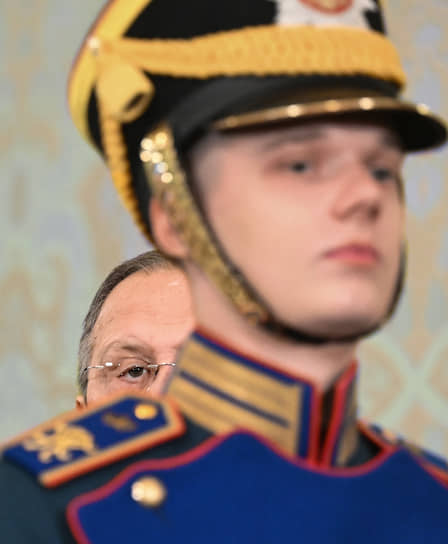 Министр иностранных дел Сергей Лавров (на заднем плане) перед встречей президента РФ Владимира Путина и премьер-министра Малайзии Анвара Ибрагима 