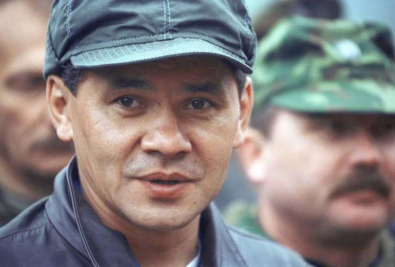 В январе 1994 года назначен министром по делам гражданской обороны, чрезвычайным ситуациям и ликвидации последствий стихийных бедствий  На фото: Сергей Шойгу на учениях спасателей МЧС в Кабардино-Балкарии, 1997 год  