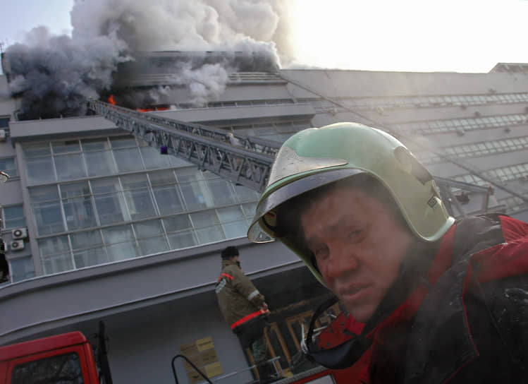 Во время тушения пожара в здании издательства «Пресса» в Москве, 2006 год  