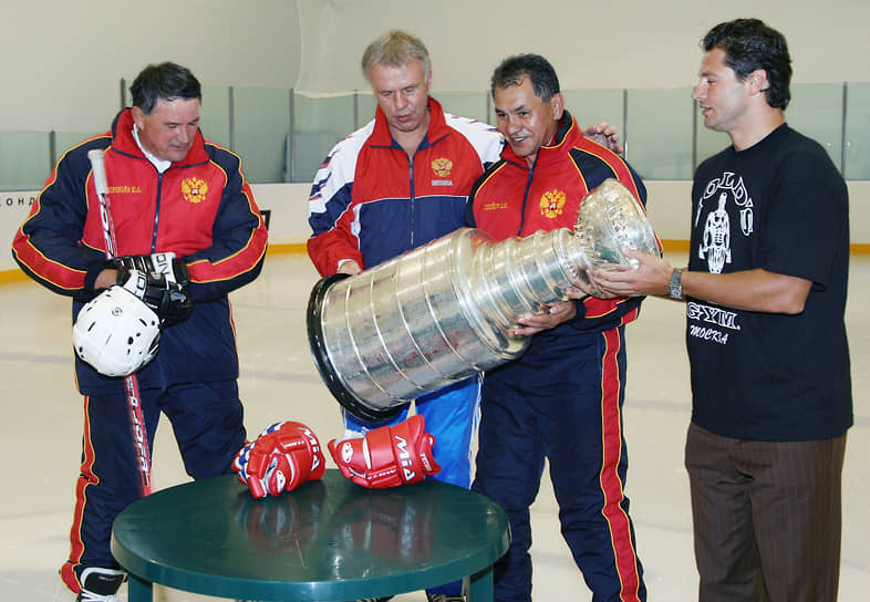 Слева направо: замглавы МЧС Юрий Воробьев, руководитель Федерального агентства по физической культуре и спорту Вячеслав Фетисов, министр Сергей Шойгу и хоккеист Олег Твердовский на церемонии представления «Кубка Стэнли» в Москве, 2006 год 
