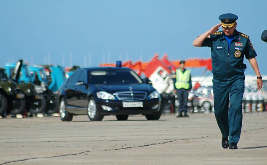 В 1999, 2003, 2007, 2011 и 2021 годах участвовал в выборах в Госдуму. Отказывался от депутатского мандата после голосования  На фото: на смотре МЧС в Жуковском, 2007 год 