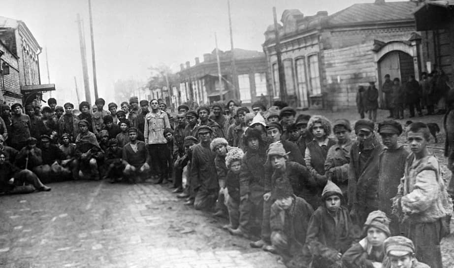 С середины 1920-х начались по-настоящему массовые изъятия беспризорников с улиц и отправка их в детские дома и воспитательные колонии (на фото — Краснодар в 1924 году) 