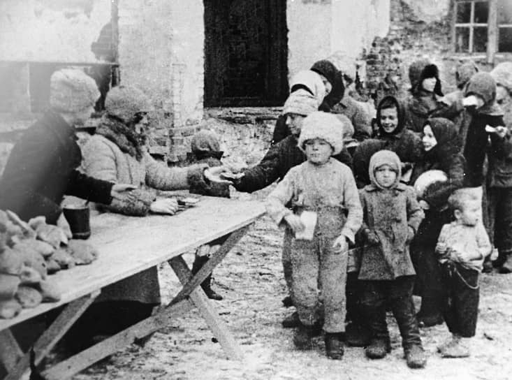 Советская власть в первые годы своего существования далеко не во всех случаях могла позволить себе кормить бездомных сирот 