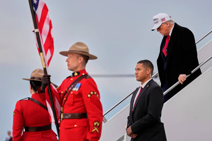 Президент США Дональд Трамп (справа) в аэропорту Калгари (Канада) (15 июня 2025 года) 