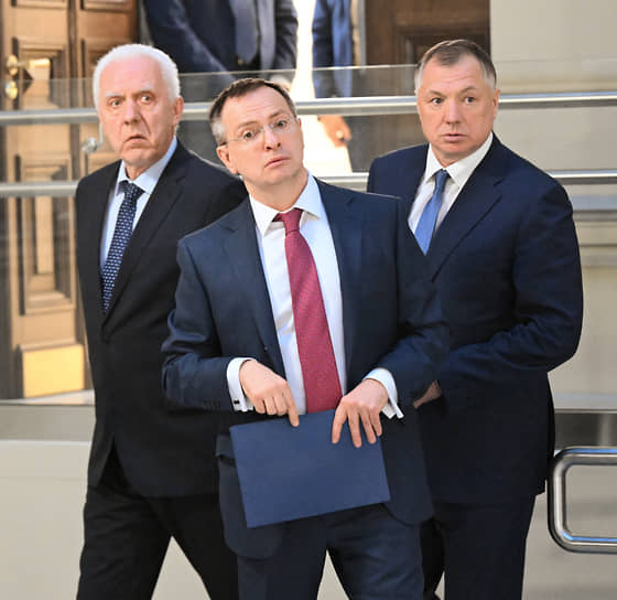 Полпред президента в Северо-западном округе Александр Гуцан, помощник президента Владимир Мединский и вице-премьер Марат Хуснуллин оценивают сделанное ими в консераатории 