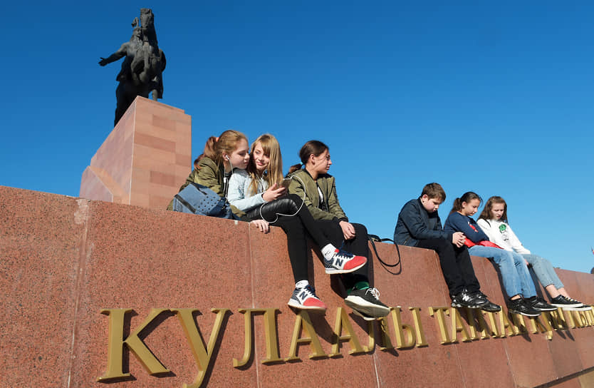 Дети у памятника Манасу Великодушному в Бишкеке