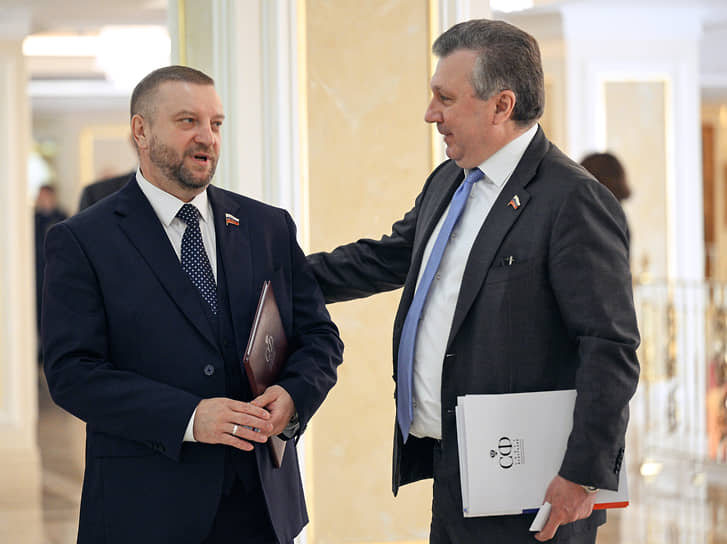 Алексей Кондратьев (слева) и сенатор от Ивановской области Валерий Васильев (справа) (апрель 2025 года)