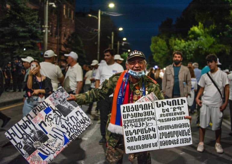 Участники акции в поддержку арестованного предпринимателя Самвела Карапетяна