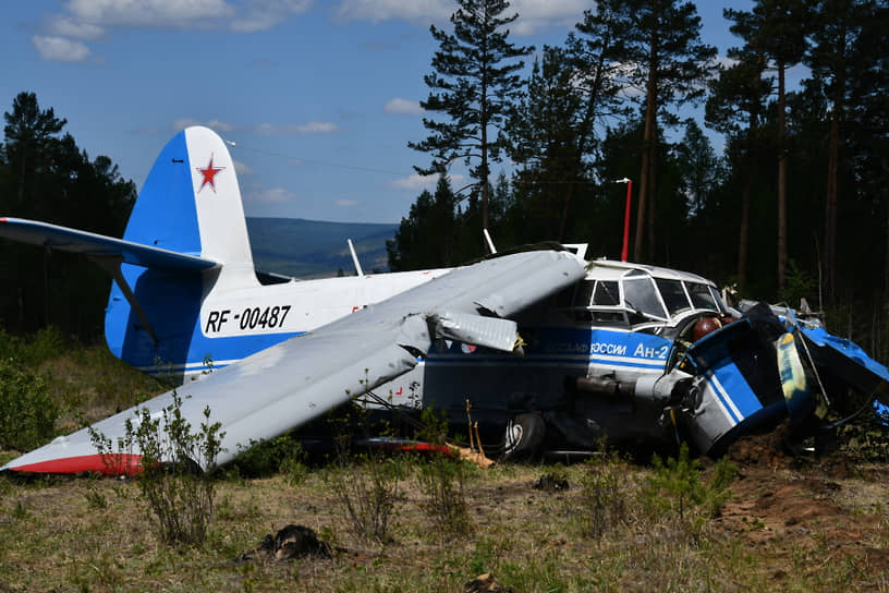 Самолет Ан-2Т после аварийного приземления в Читинском районе в Забайкалье 