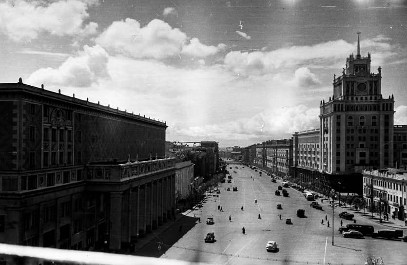 Расширение имевшихся магистралей — таких, как Садовое кольцо,— было одним из основополагающих элементов Генплана. На фото: площадь Маяковского, ныне Триумфальная, перед гостиницей «Пекин» на месте нынешней парковки видны старые дома 