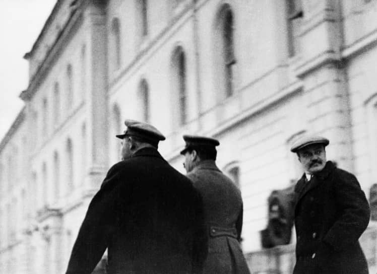 Политическими архитекторами Генплана были Сталин (в центре), первый секретарь Московского горкома ВКП(б) Лазарь Каганович (слева) и председатель Совнаркома Вячеслав Молотов (справа). Фотография сделана в Кремле, на территории которого к 1930-м годам уже были снесены несколько архитектурных памятников 