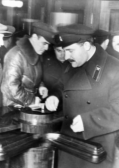 Лазарь Каганович тестирует турникет на станции первой линии метро 