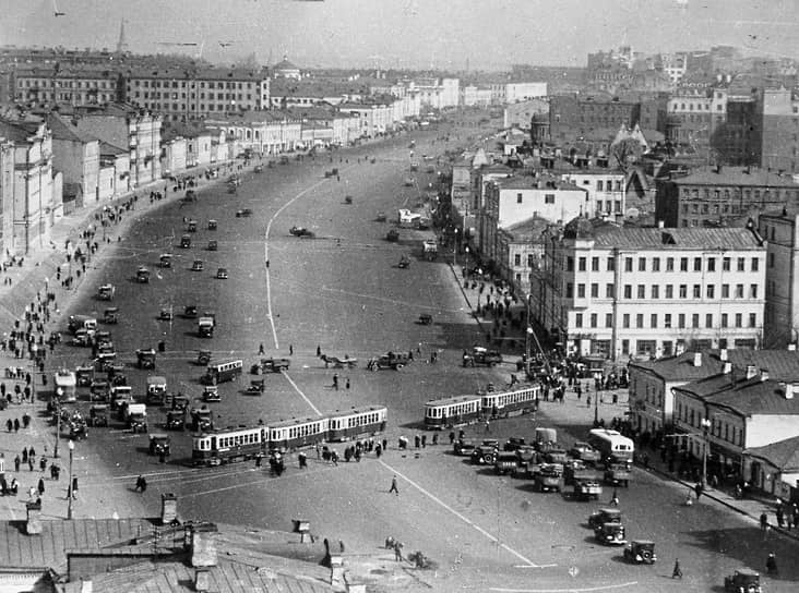 Уровень трафика на расширенном в 1930-е годы Садовом кольце заставляет признать, что авторы реконструкции смотрели очень далеко в будущее 
