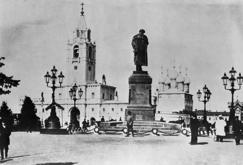 Страстной монастырь (фото 1900 года) был далеко не единственным зданием в центре, без которого до реконструкции Москву невозможно было представить. Памятник Пушкину стоял напротив своего нынешнего места до 1950 года и лишь тогда переехал с Тверского бульвара на Страстной 