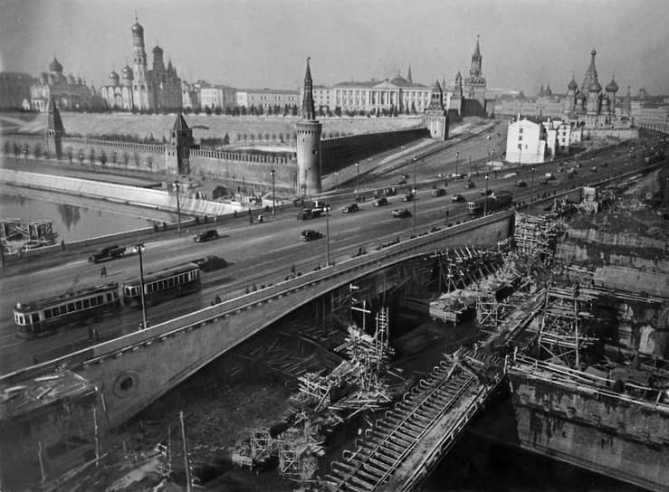 Частью Генплана была полная реконструкция мостов в центре, а также создание парадных набережных 