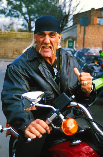 Халк позирует на «Харлее» в салоне Warr's Harley-Davidson в Лондоне, 1994 год
