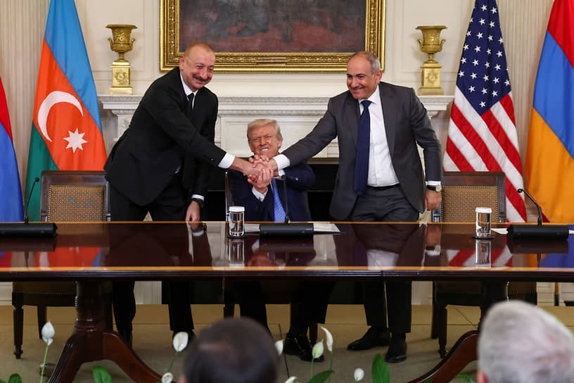 Президент Азербайджана Ильхам Алиев, президент США Дональд Трамп и премьер-министр Армении Никол Пашинян на встрече в Белом доме