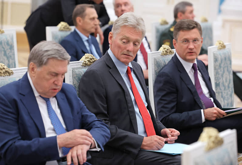 Слева направо: помощник президента РФ Юрий Ушаков, пресс-секретарь президента РФ Дмитрий Песков и заместитель председателя правительства РФ Александр Новак