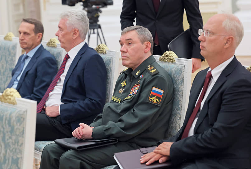 Справа налево: гендиректор РФПИ Кирилл Дмитриев, начальник Генерального штаба Вооруженных сил РФ Валерий Герасимов, мэр Москвы Сергей Собянин и директор СВР Сергей Нарышкин