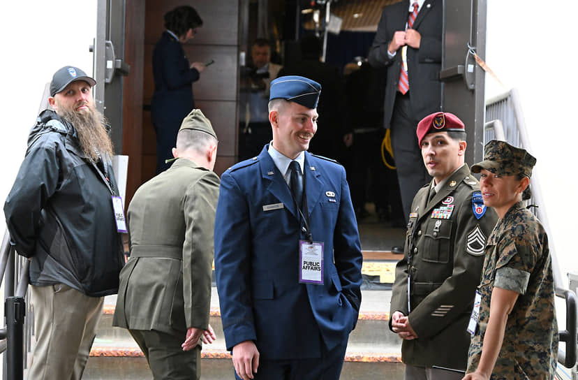 Американские военные перед входом в пресс-центр 