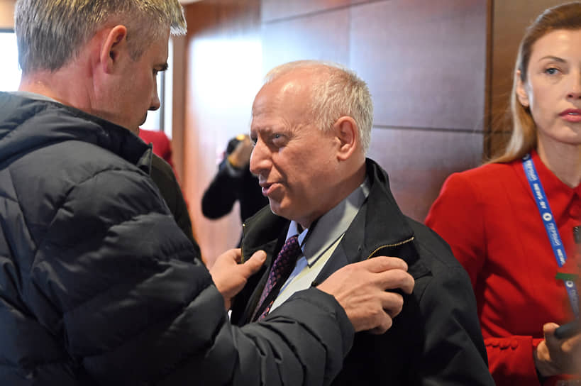 Американский журналист, корреспондент BBC Стив Розенберг (в центре) 