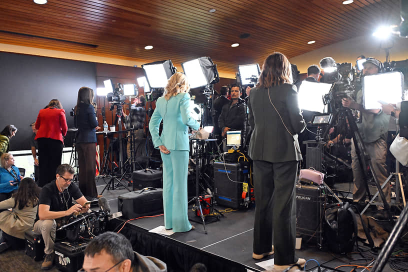 Тележурналисты проверяют связь