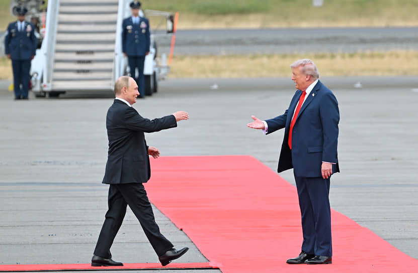 Президент США Дональд Трамп встретил российского коллегу на летном поле аэродрома базы Элмендорф-Ричардсон