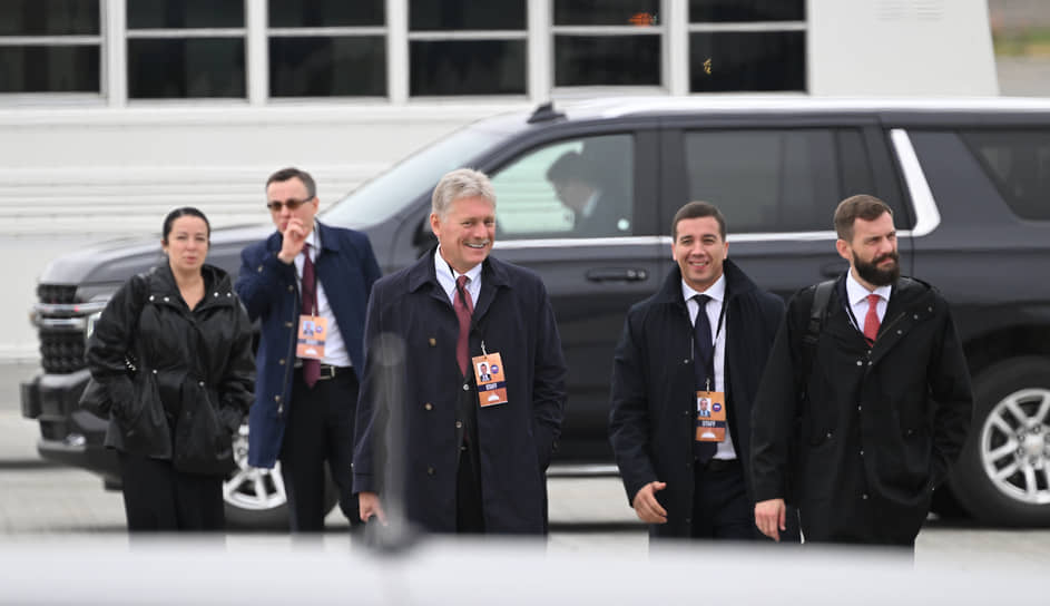 Пресс-секретарь президента РФ Дмитрий Песков (в центре)