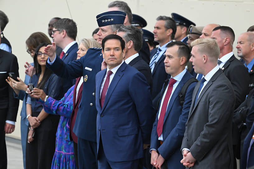 Госсекретарь США Марко Рубио (в центре) и главнокомандующий объединенных вооруженных сил НАТО в Европе Алексус Гринкевич за ним