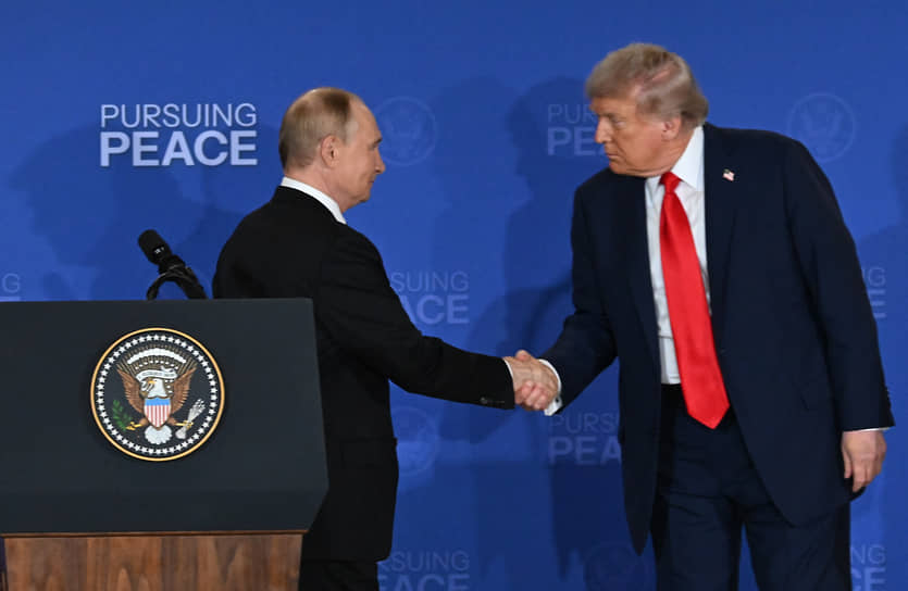 Рукопожатие после пресс-конференции