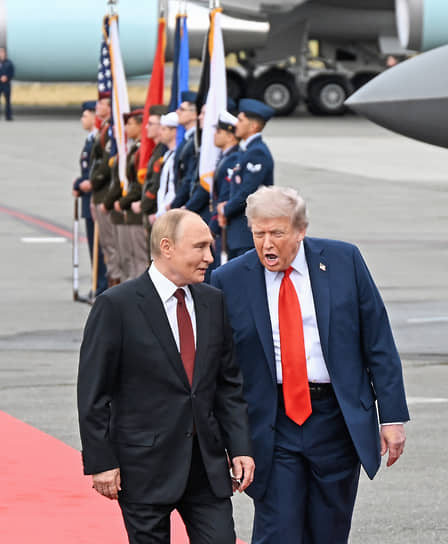 Президент России Владимир Путин (слева) и президент США Дональд Трамп на аэродроме