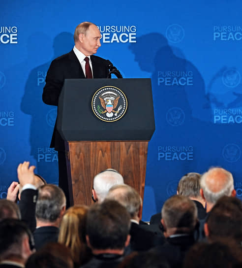 Президент России Владимир Путин во время пресс-конференции