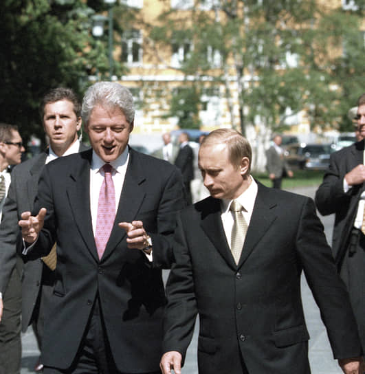 С 42-м президентом США Биллом Клинтоном на прогулке в Кремле, 2000 год 