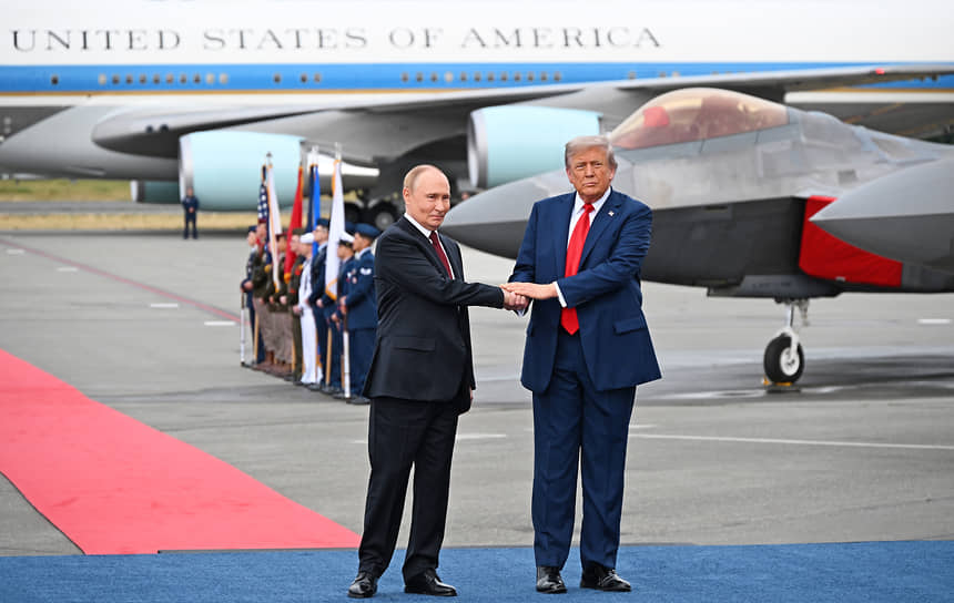 С 47-м президентом США Дональдом Трампом в аэропорту Анкориджа на Аляске, 2025 год 