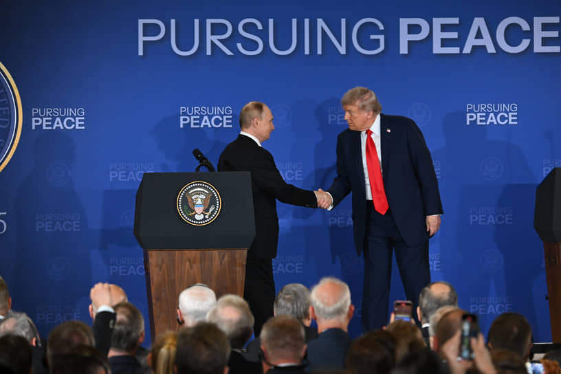 Президент РФ Владимир Путин и президент США Дональд Трамп снова обменялись рукопожатием на пресс-конференции 