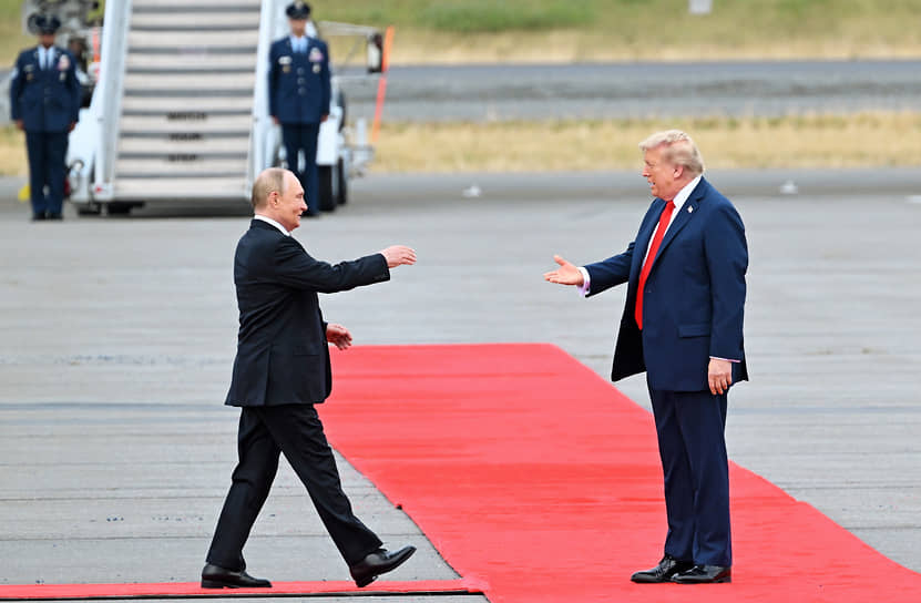 Президенты России и США Владимир Путин и Дональд Трамп на летном поле в Анкоридже